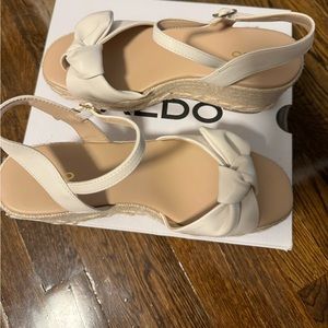 White bow tie plat forms